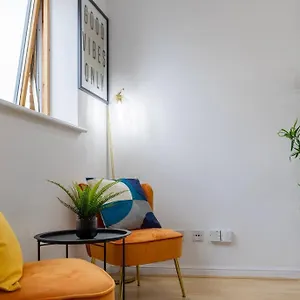 Morden Apartment, By The Sea With Free Parking Apartment London